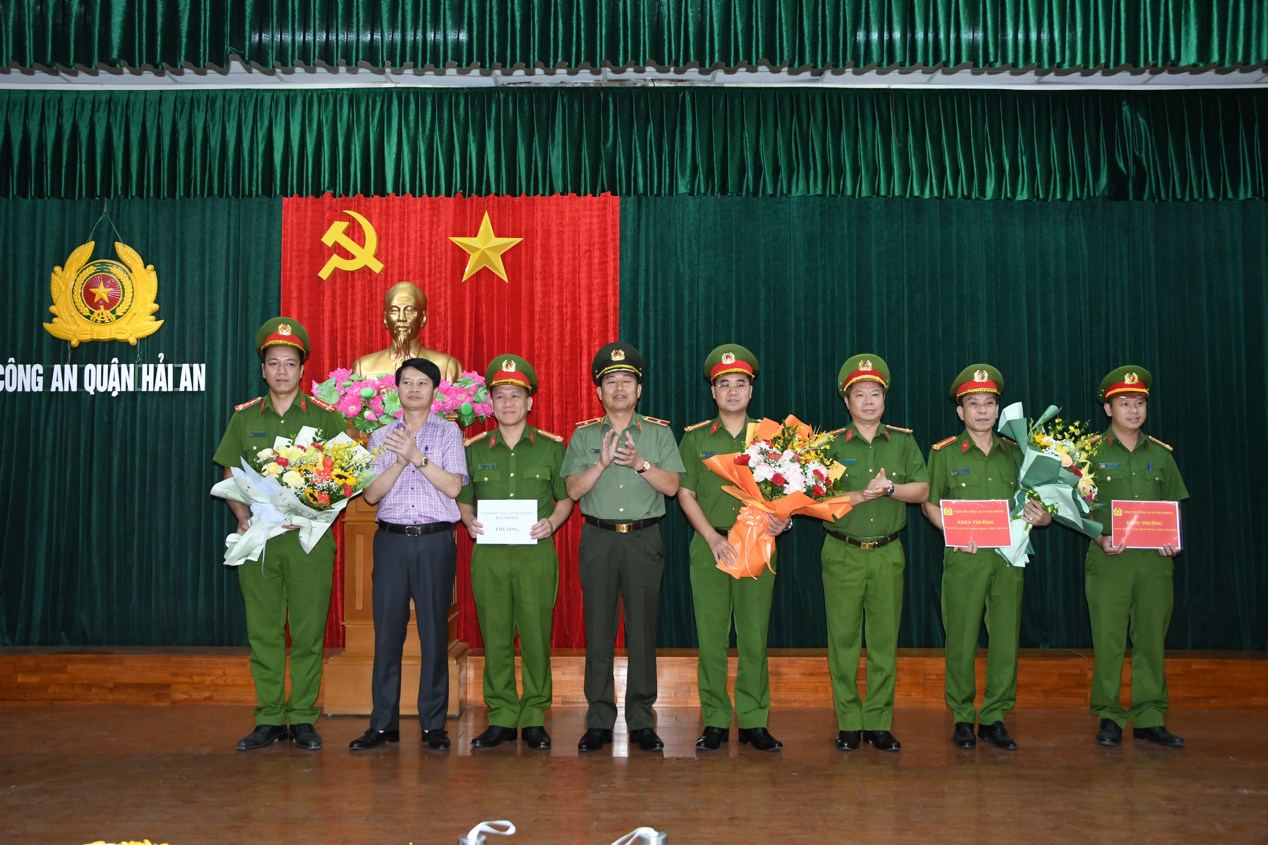 Giám đốc CATP khen thưởng Công an quận Hải An liên tiếp lập công xuất sắc